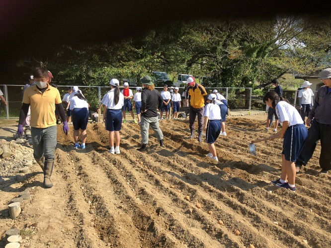 青年部が地元の中学生と農業体験